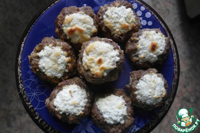 Котлеты в творожной шапочке