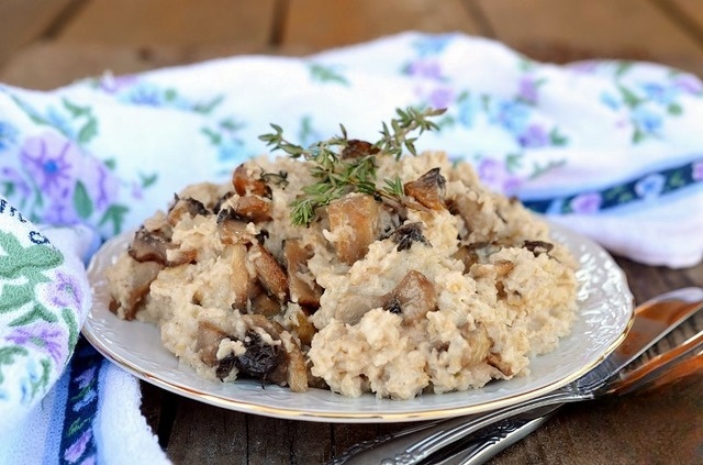 Risotto oatmeal with mushrooms