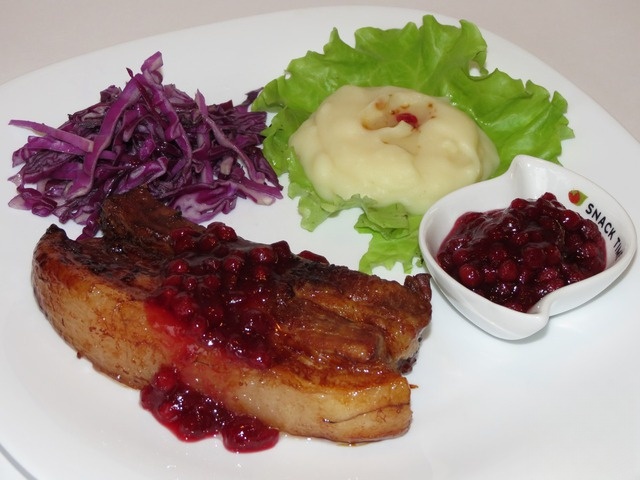 Запеченые свиные ребрышки с брусничным соусом