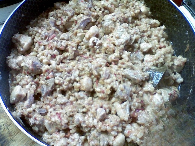 Свиная грудинка с перловкой и лечо