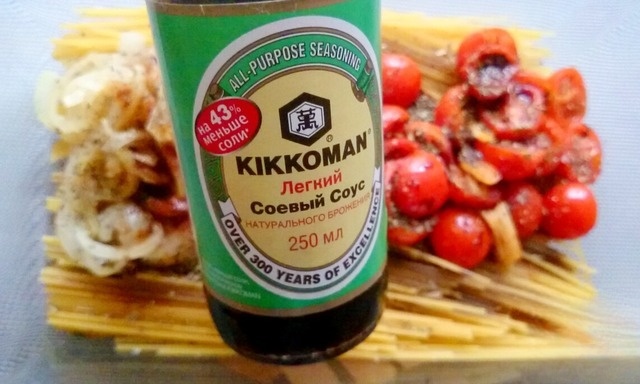 Чесночно-томатная паста в сковороде