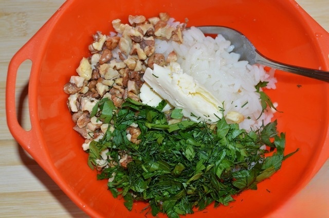 Rice with walnuts and herbs