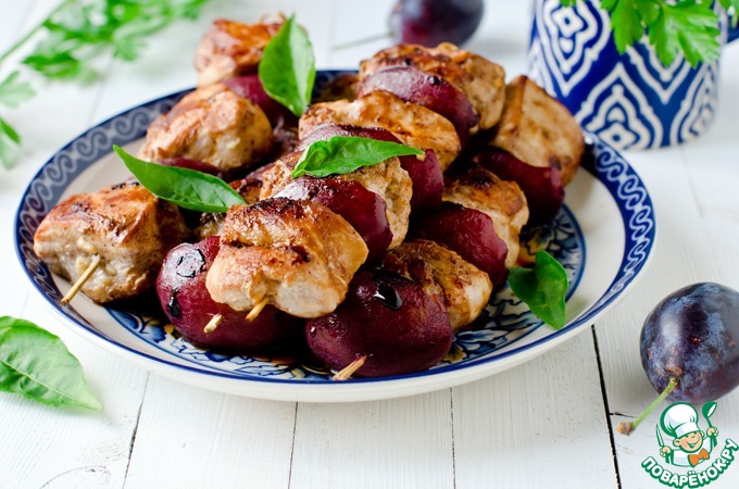 Turkey skewers with plums