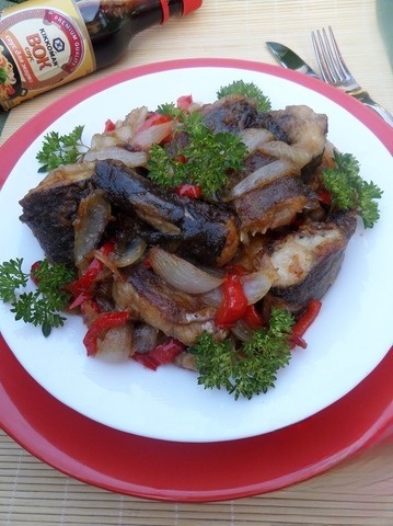 Жареный сом с луком и перцем