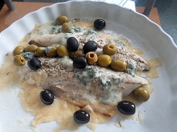 Макрель, запеченная с сыром и оливками