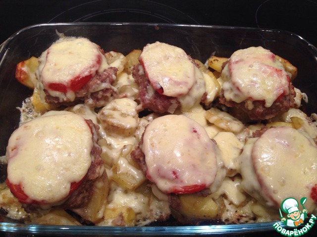 The meatballs of minced meat with potatoes in the oven