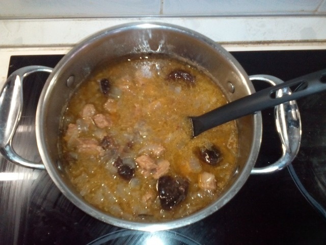 Beef stew with prunes