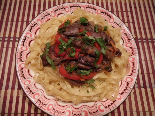 Chicken hearts with vegetables and egg noodles