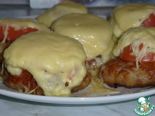Pork medallions with cheese hat