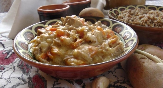 Beef in a creamy sauce with dried apricots