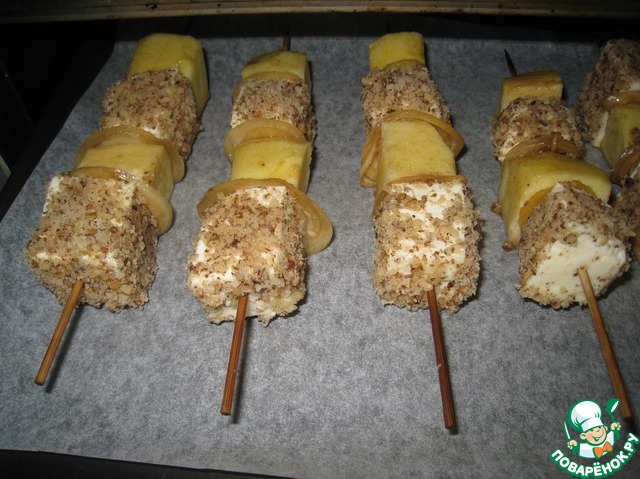 Skewers with cheese and apples