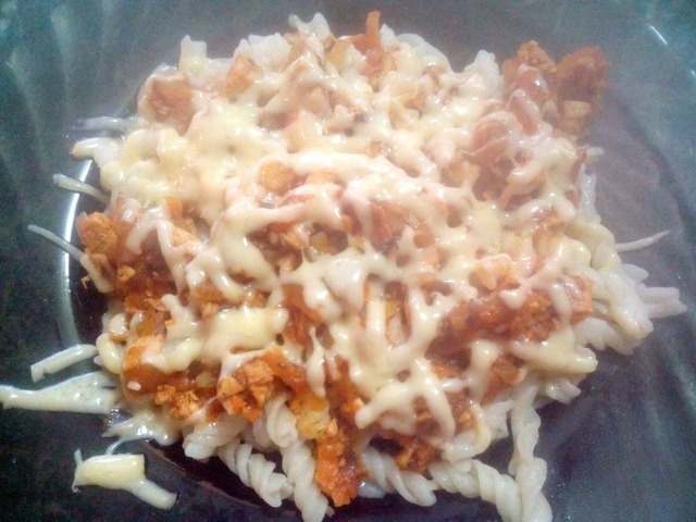 Макарони з куркою під сиром