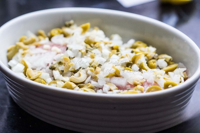 Рыба с оливками и каперсами