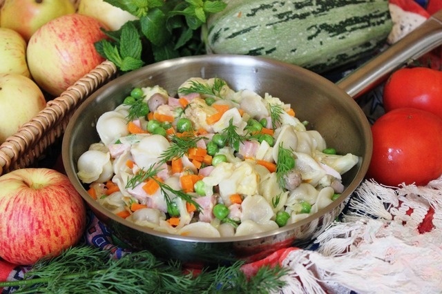 Овощи с пельменями на сковороде