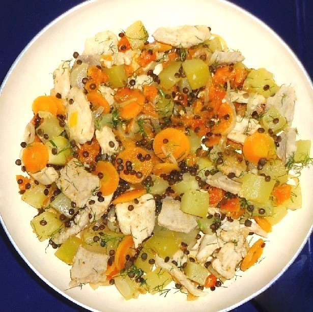 Овощное рагу с мясом, чечевицей и курагой