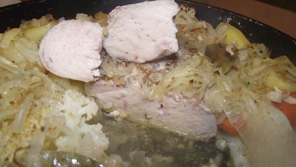 Куриная грудка, запеченная с овощами