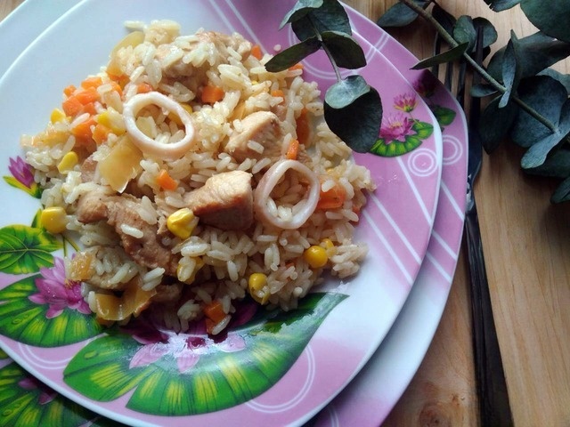 Плов с курицей, кальмаром и овощами
