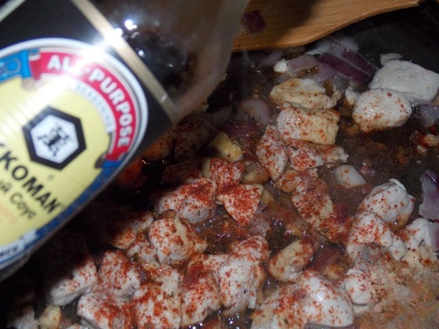 Куриное филе с фундуком и луком