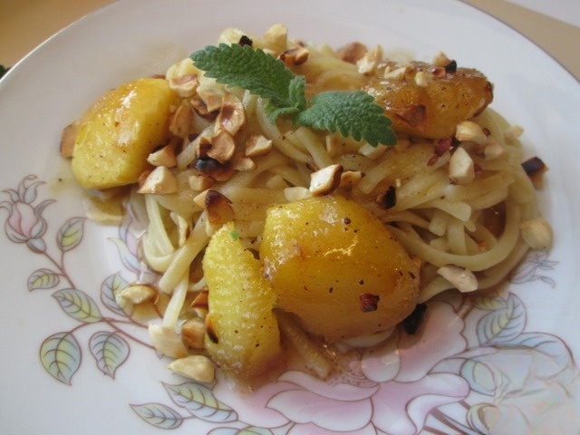 Sweet pasta with apples and hazelnuts
