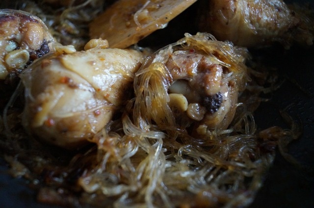 Куриные голени с фунчозой