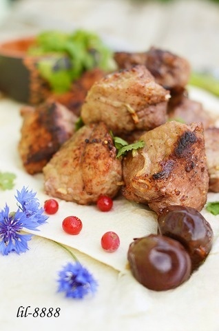 Skewers of pork with red currant