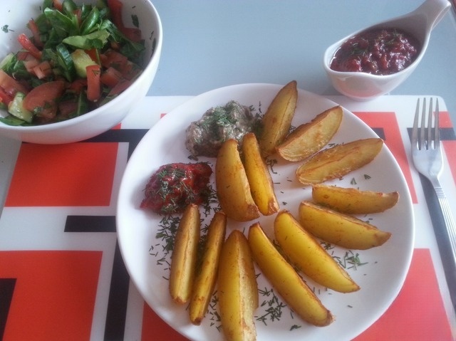 Пряные картофельные дольки с томатным соусом