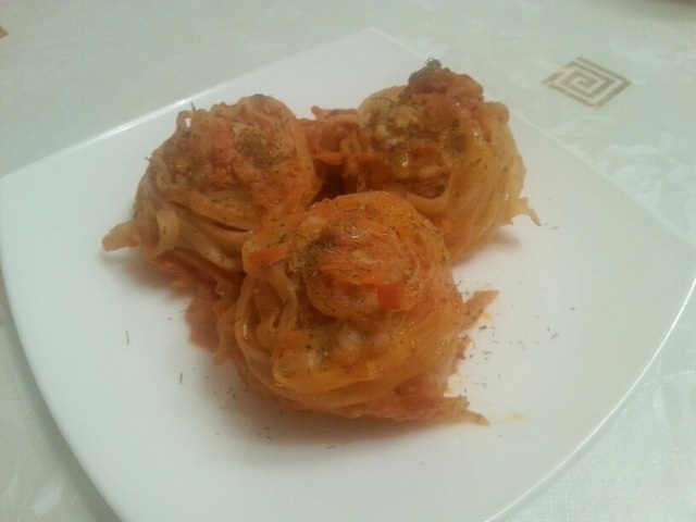 The delicate nest with minced chicken