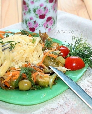 Tagliatelle with vegetables and teriyaki sauce