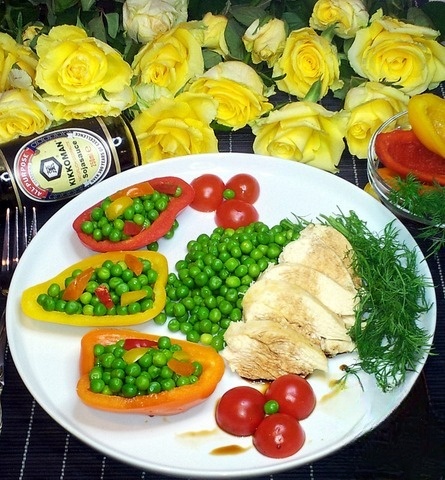 Куриное филе с зелёным горошком