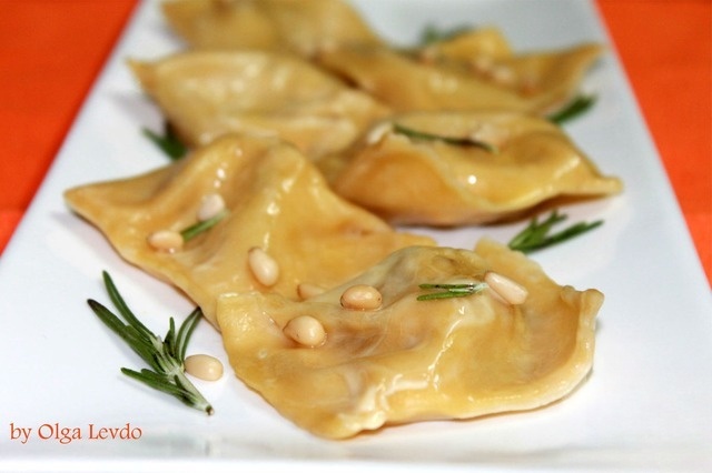 Тыквенные равиоли с рисом, креветками и беконом