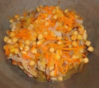 Тушеные куриные крылышки с нутом 