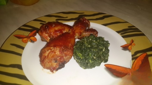 Куриные голени в томатно-медовой глазури гарнированые шпинатом