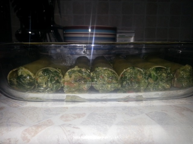 Cannelloni with spinach in a cheese cream sauce