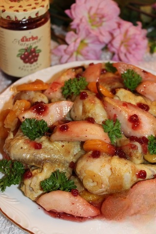 Курица с фруктами и брусничным соусом