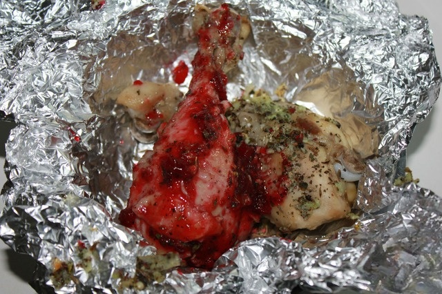 Куриные голени, запеченные с брусничным соусом