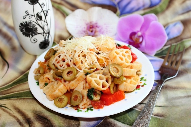 Pasta with peppers and olives