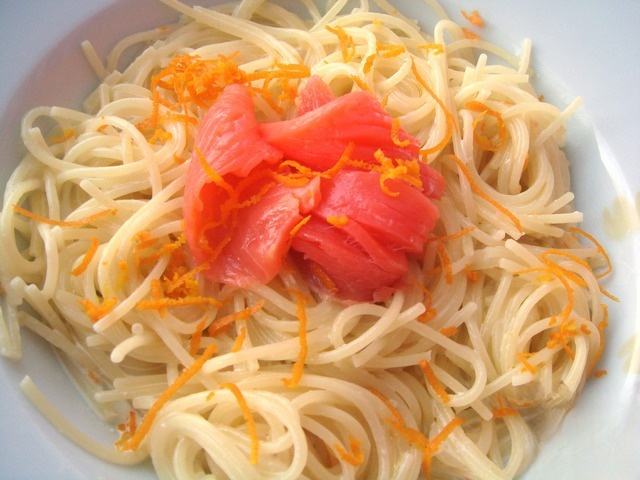 Spaghetti with cream sauce with orange, vanilla and salted trout