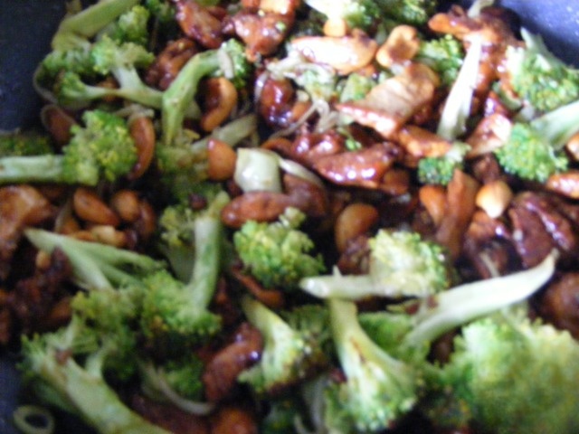 Курица  с брокколи на сковородке