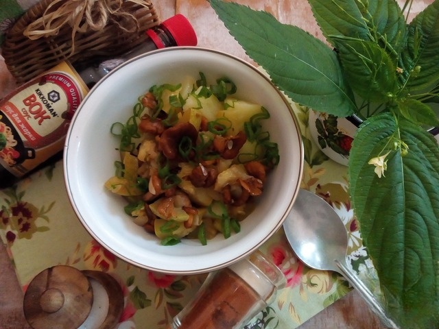 Zucchini with chanterelle mushrooms in soy sauce