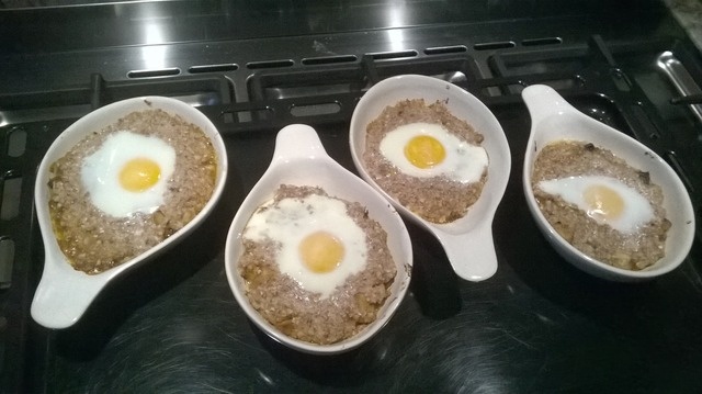 Гречка, запеченная с мясом в соусе