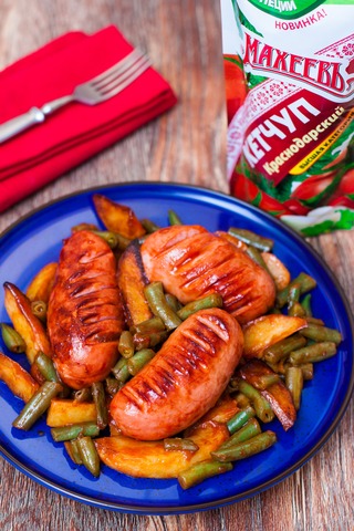 Sausages with potatoes and beans