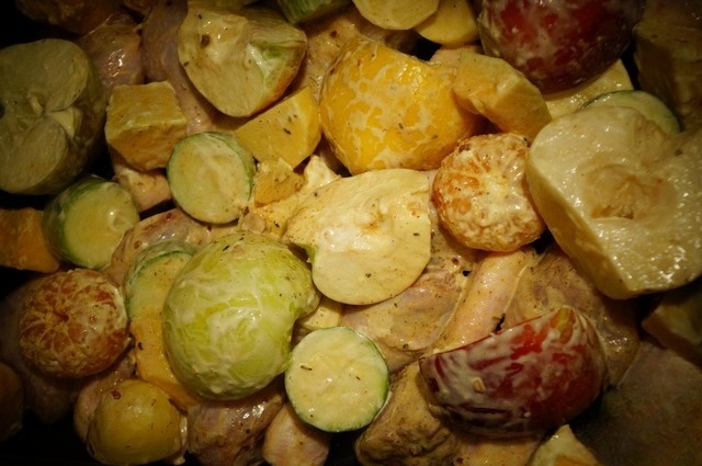 Курица по-особому с овощами и фруктами