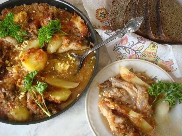 Куриные крылышки с молодым картофелем в овощном пюре