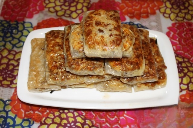 Rice cakes with minced meat and cheese