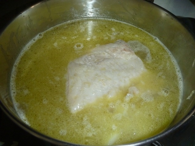 Chop the onion under sauce