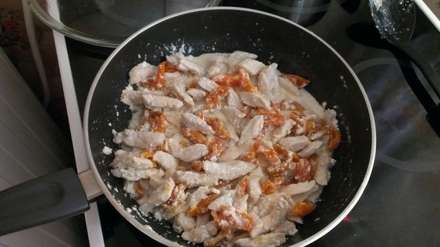 Chicken fillet in cream with dried apricots