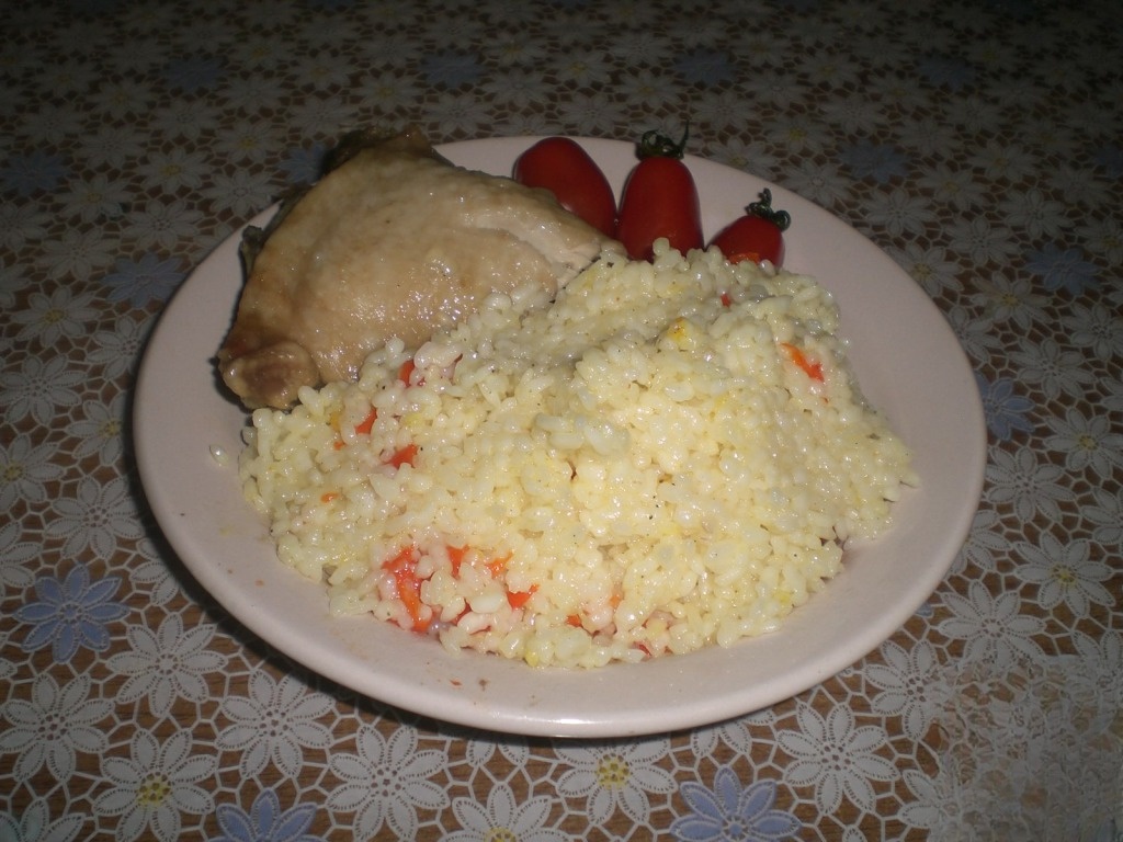 Chicken with rice, bell pepper and cherry