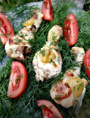 Drumstick baked with grapes