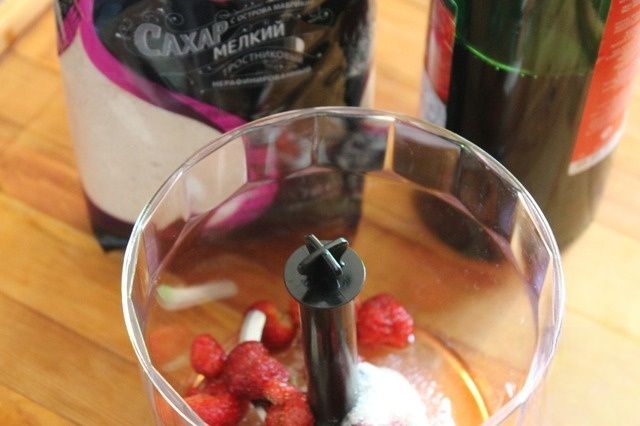 Tender chicken with strawberry sauce