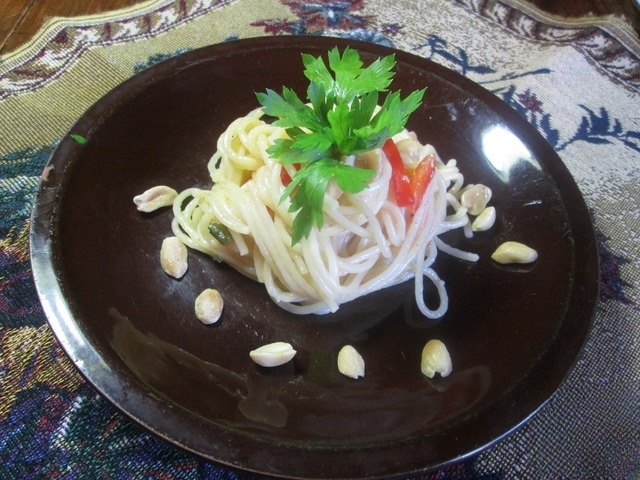 Spaghetti with peanut sauce
